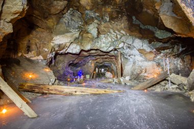 Altın madeni cevher şaft tünel sürüklenme ahşap kereste yeraltı terk