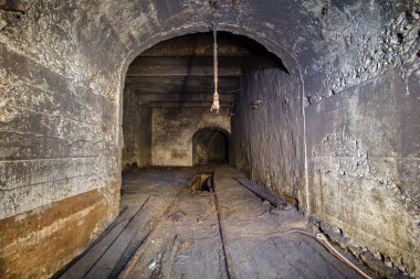 Beton kaplamalı eski altın madeni tüneli