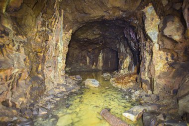 Yeraltı altın madeni tüneli sarı sürükleniyor.