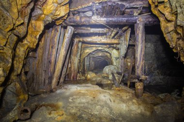 Altın madeni cevher şaft tünel sürüklenme ahşap kereste yeraltı terk