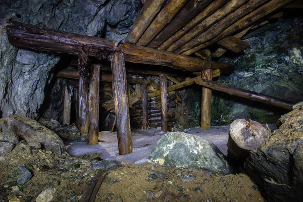 Antiguo Túnel Subterráneo Mina Oro Con Madera Colapsada — Foto de Stock