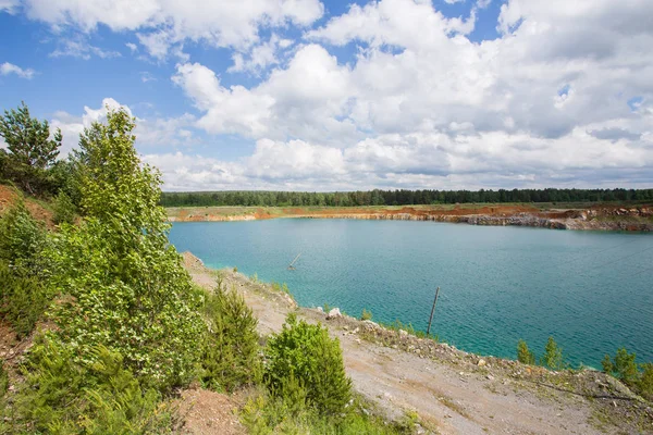 Terreno Piedra Caliza Pozo Abierto Con Lago Agua Azul — Foto de Stock