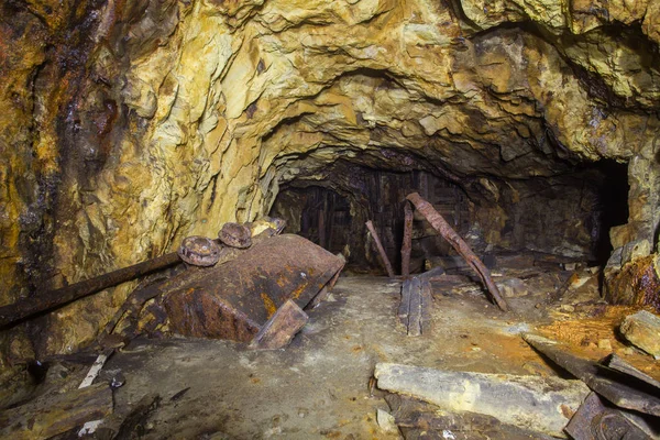 Yeraltı altın madeni tüneli sürüklenen sarı vagon