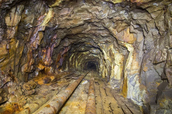 Yeraltı altın madeni tüneli sarı sürükleniyor.