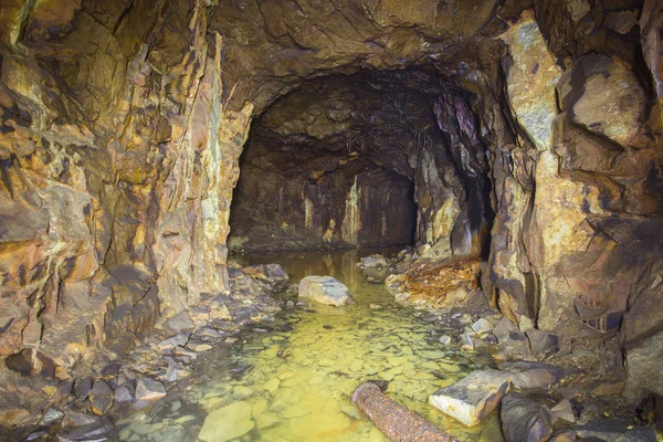Yeraltı altın madeni tüneli sarı sürükleniyor.