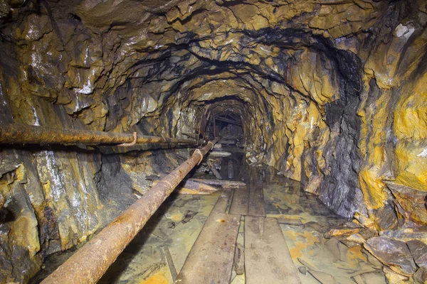Podziemny Tunel Kopalni Złota Dryfuje Żółto — Zdjęcie stockowe