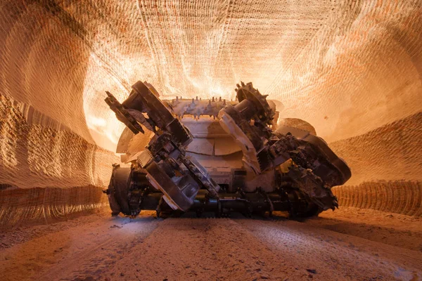 Túnel Subterráneo Mina Potasa Salina Con Máquina Cosechadora Imagen De Stock