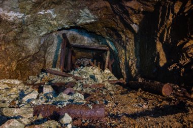 Altın madeni cevher şaft tünel sürüklenme ahşap kereste yeraltı terk