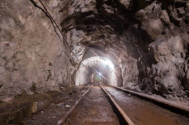 Altın madeni cevher şaft tünel yeraltı rayları ile sürüklenme