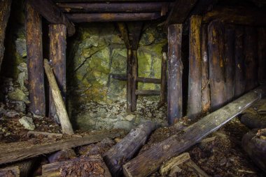 Altın madeni cevher şaft tünel sürüklenme ahşap kereste yeraltı terk