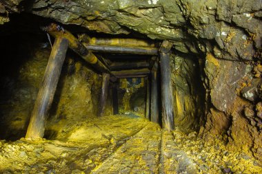 Çökmüş odunları olan eski bakır madeni yeraltı tüneli.