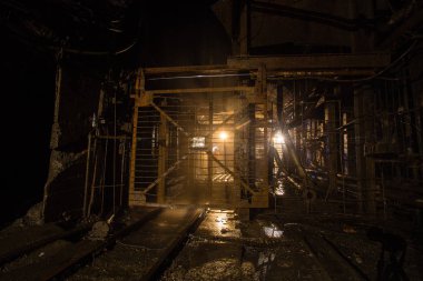 Yeraltı madeninde ışık olan alt kat kafesi.