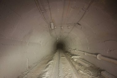 Beton kaplamalı eski altın madeni tüneli