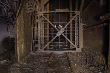 Yeraltı madeninde ışık olan alt kat kafesi.