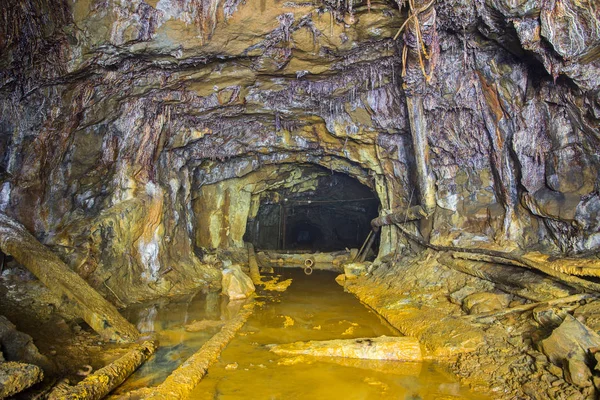 金鉱山鉱石シャフトトンネルドリフト地下放棄 — ストック写真