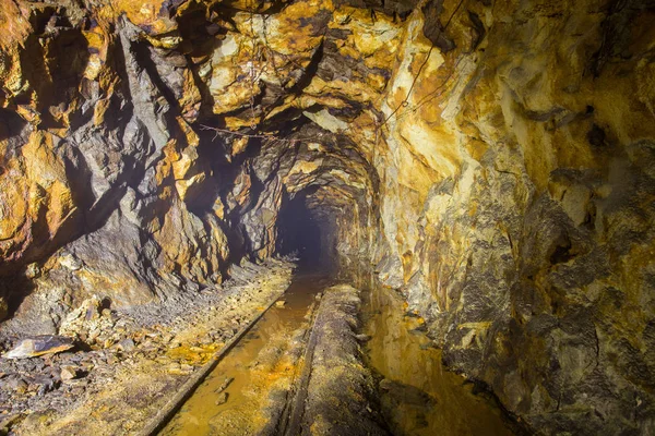 Sarı topraklı eski altın madeni tüneli