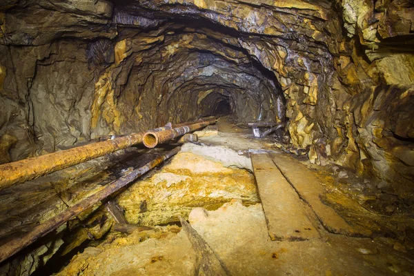 Stary Podziemny Tunel Kopalni Złota Żółtym Brudem — Zdjęcie stockowe
