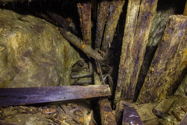 Túnel Subterrâneo Mina Cobre Antigo Com Madeira Desmoronada — Fotografia de Stock