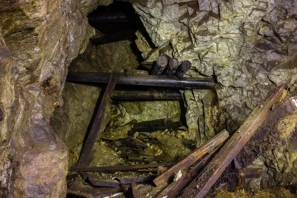 Antiguo Túnel Subterráneo Mina Cobre Con Madera Colapsada — Foto de Stock