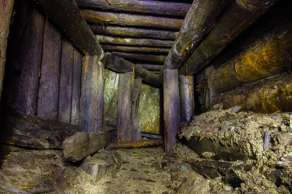 Vecchio Tunnel Sotterraneo Della Miniera Rame Con Legno Crollato — Foto Stock