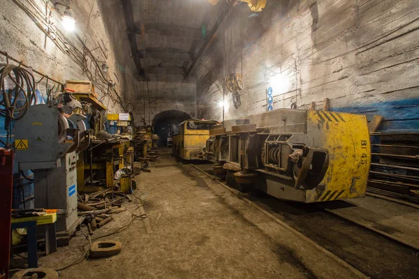 Elektrická Lokomotiva Podzemním Tunelu Zlatého Dolu — Stock fotografie