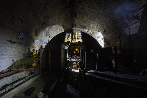 Miniera Oro Tunnel Sotterraneo Con Ribaltabile Carro Ribaltabile Rotante — Foto Stock