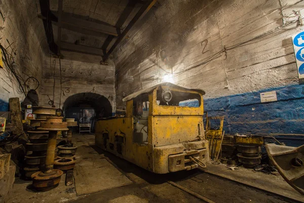 Locomotiva Elettrica Nel Tunnel Sotterraneo Dell Albero Della Miniera Oro — Foto Stock