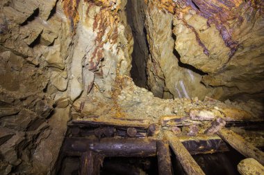 Eski altın madeni yeraltı tüneli çökmüş ahşap ahşap keresteler önerilen maden yığınları.