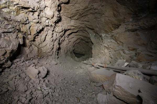 Yeraltında Terk Edilmiş Demir Cevheri Tüneli — Stok fotoğraf
