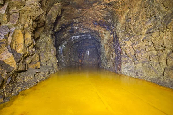 Galería Subterránea Abandonada Túneles Minas Mineral Con Agua Amarilla — Foto de Stock