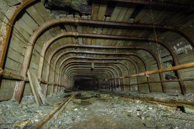 Underground cevheri mine şaft tünel Galerisi para ile terk