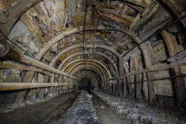 Underground cevheri mine şaft tünel Galerisi para ile terk
