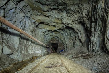 Underground cevheri mine şaft tünel Galerisi para ile terk