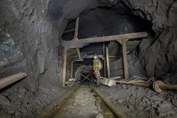 Galería Subterránea Abandonada Del Túnel Del Pozo Mina Mineral Con — Foto de Stock