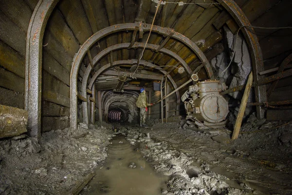 Podzemní Opuštěné Rud Důl Hřídele Tunel Galerie Dřevěným Pažením — Stock fotografie