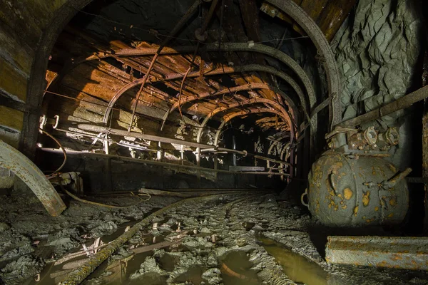 Underground cevheri mine şaft tünel Galerisi para ile terk