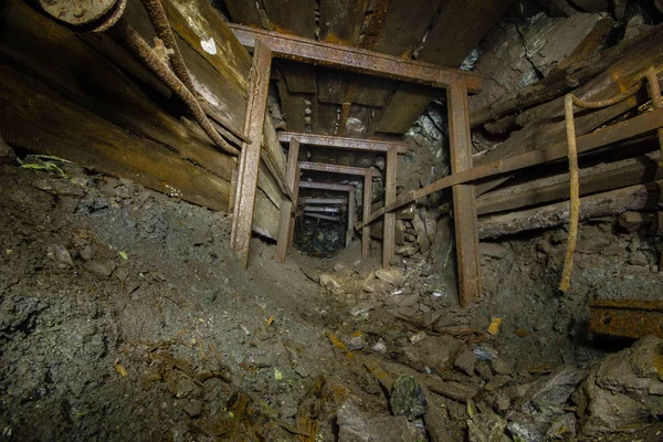 Galería Subterránea Abandonada Del Túnel Del Pozo Mina Mineral Con — Foto de Stock