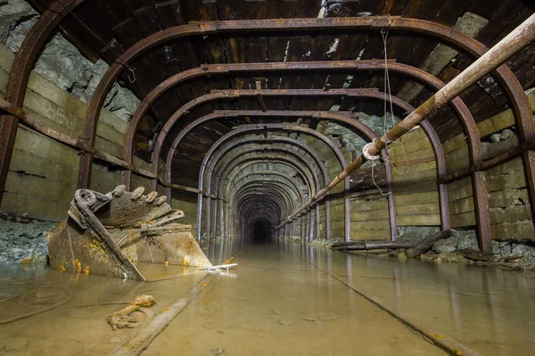 Galería Subterránea Abandonada Del Túnel Del Pozo Mina Mineral Con — Foto de Stock