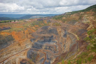 Yazın büyük, açık çukur demir cevheri madenleri.