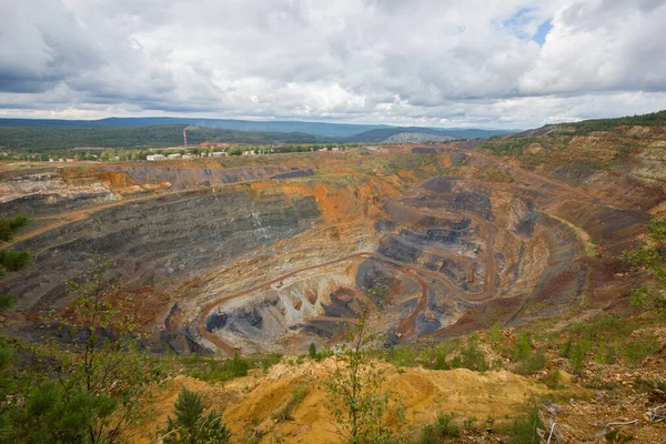 Gran Cantera Mineral Oro Hierro Cielo Abierto Verano — Foto de Stock