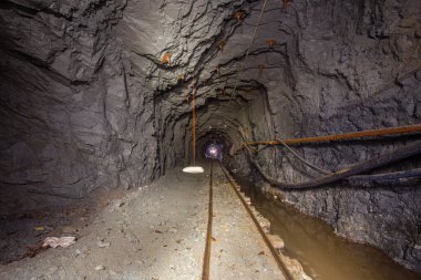 Raylı yeraltı altın madeni şaft tünel sürüklenme