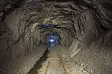 Raylı yeraltı altın madeni şaft tünel sürüklenme