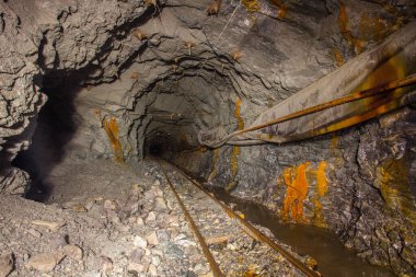 Raylı yeraltı altın madeni şaft tünel sürüklenme