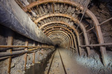 Altın madeni yeraltı tüneli çelik kemer ahşap kaplama