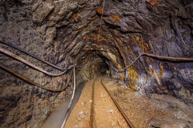 Raylı yeraltı altın madeni şaft tünel sürüklenme