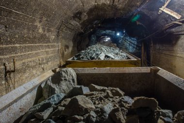 Altın madeni tünelinde maden arabaları.