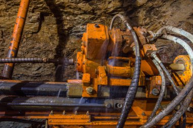 Yeraltı madeninde hava basınçlı kaya sondaj makinesi matkabı.