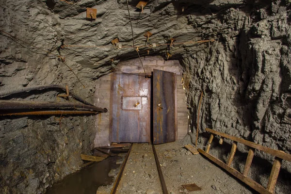 Unterirdischer Goldminentunnel Mit Schienen Und Tür — Stockfoto