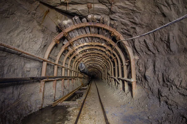 Kopalnia Złota Podziemny Tunel Stalowy Łuk Okładzina Drewniana — Zdjęcie stockowe