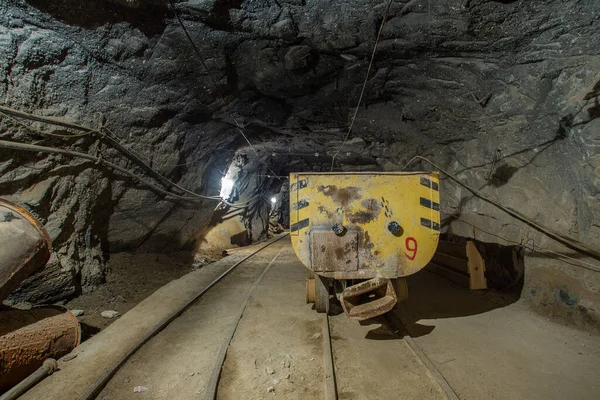 Carro Carro Minero Con Mineral Mina Oro Túnel Subterráneo —  Fotos de Stock